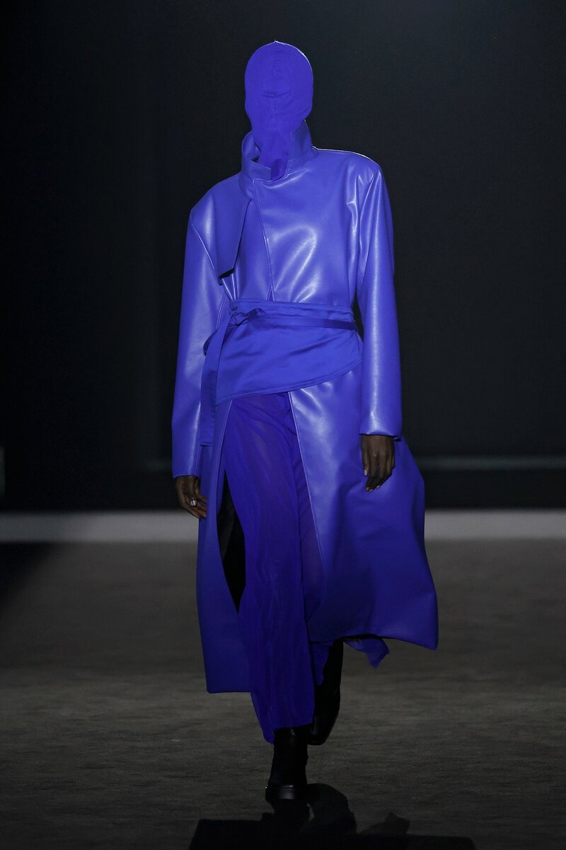 Model wearing a lapis lazuli blue suit and a matching long coat by designer EÑAUT at 080 Barcelona Fashion (April 2025)