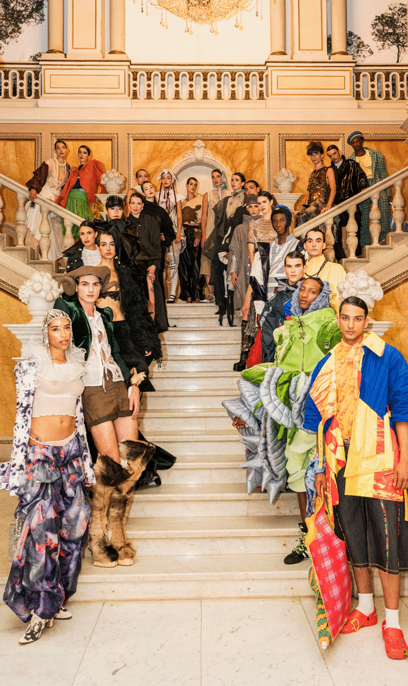 25 models posing on a staircase of the Palau Reial de Pedralbes