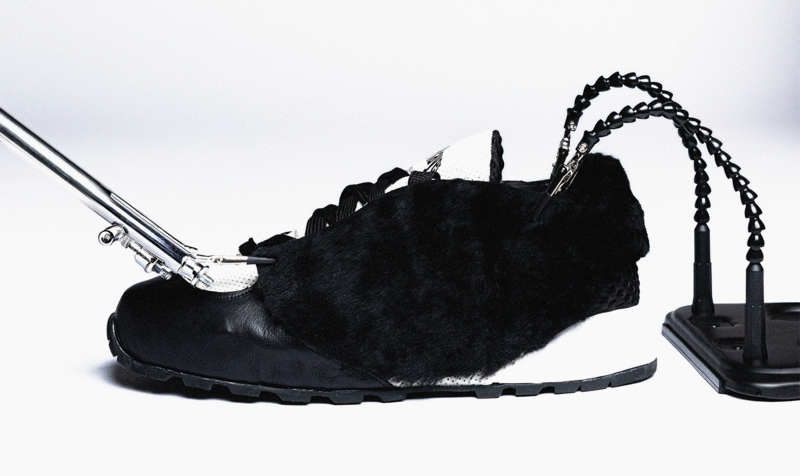 Sports shoe seen from the side with a fur accessory that covers the entire contour of the shoe